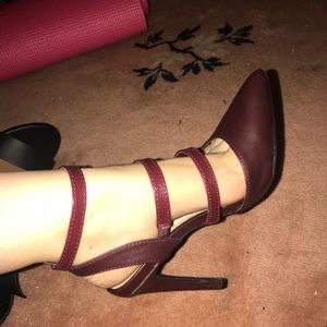 (fits size 5.5-6) sling back heels w/ strap detail